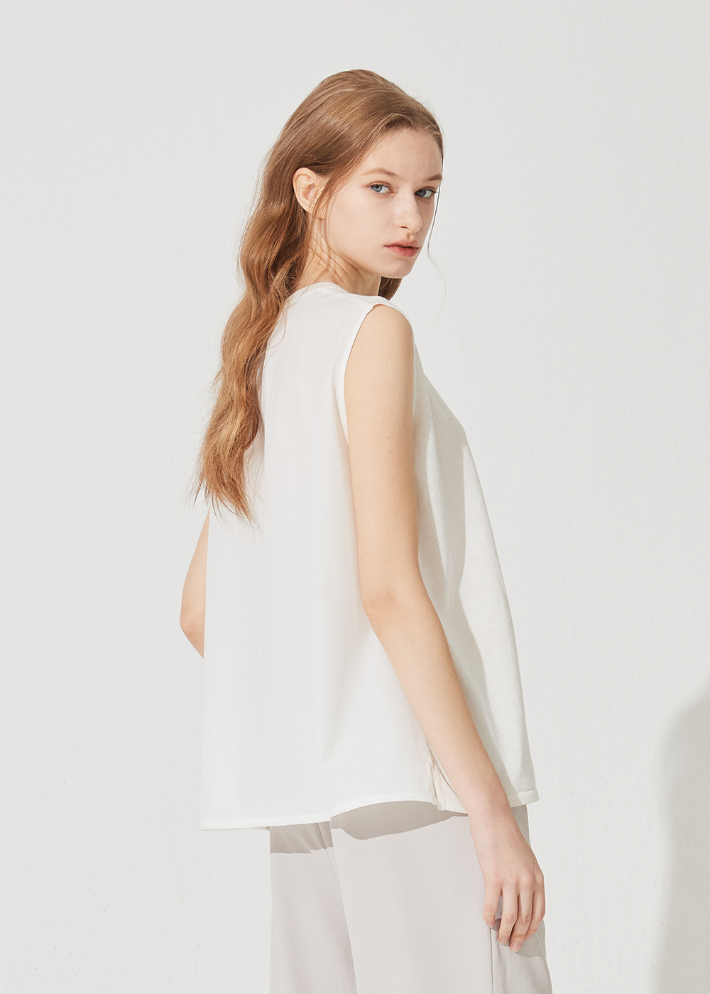 Standard sleeveless shirt (white)